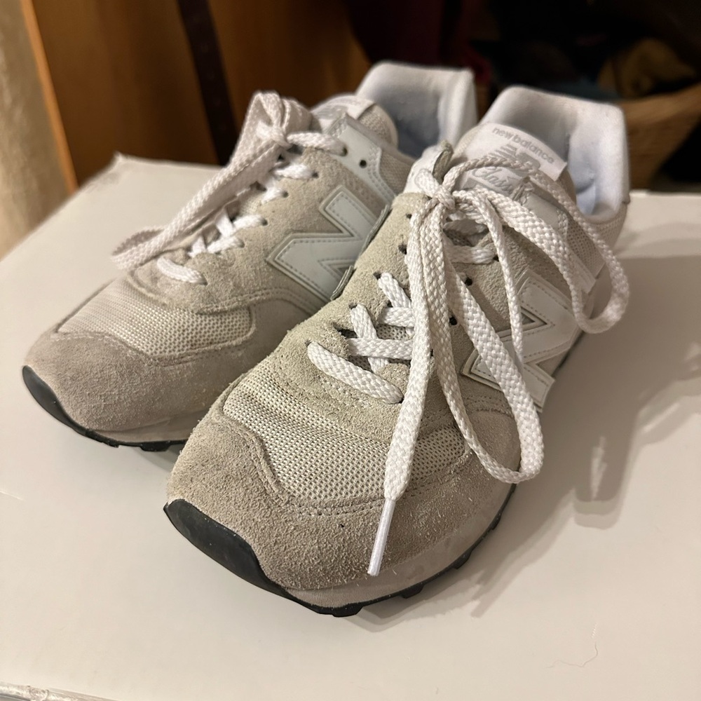 New Balance 574 Women’s size 8 — Only worn a couple times